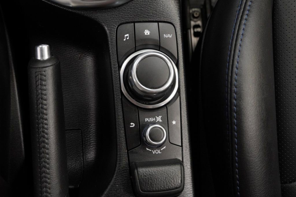 Used 2020 Toyota Yaris XLE image 32