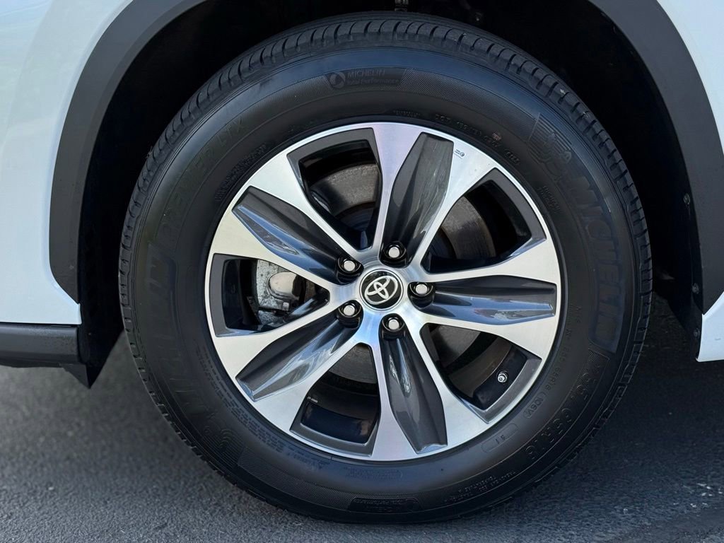 Used 2023 Toyota Highlander XLE FWD image 7