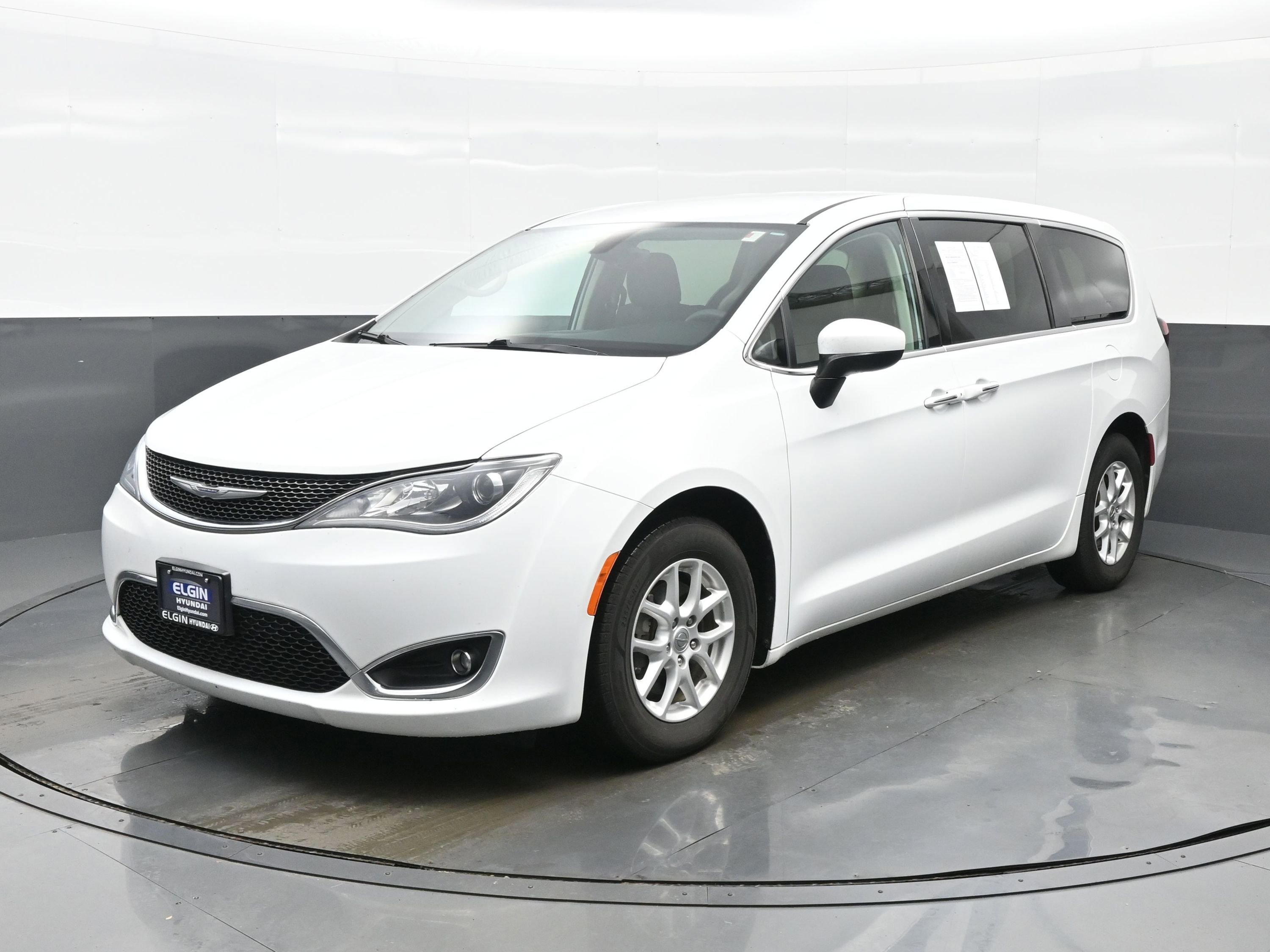 Used 2017 Chrysler Pacifica Touring Plus image 2