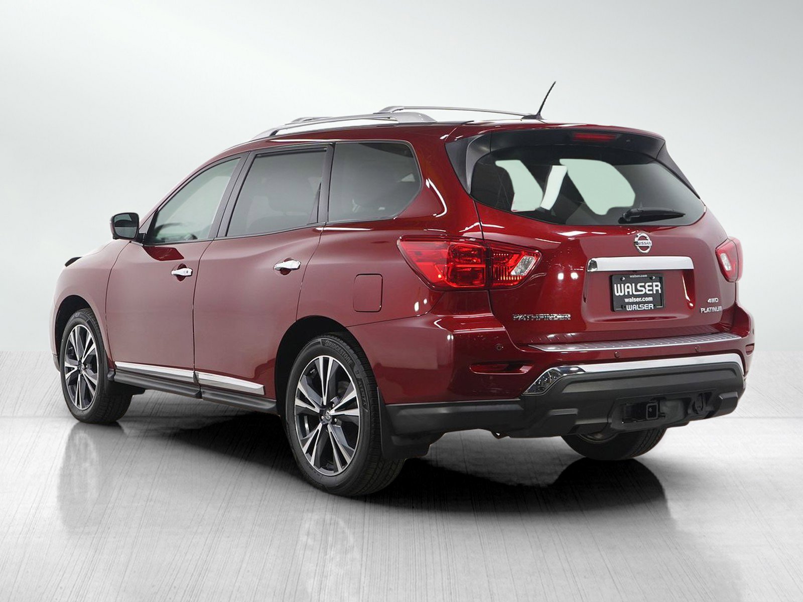 Used 2018 Nissan Pathfinder Platinum image 3