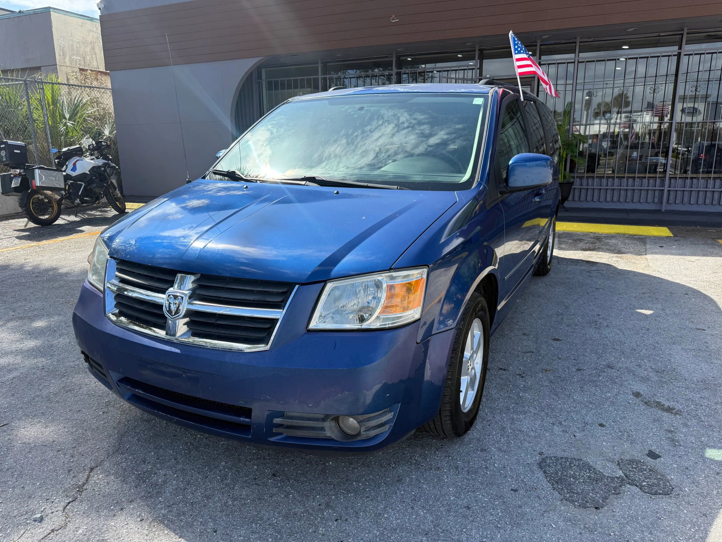 Used 2010 Dodge Grand Caravan SXT FWD image 1
