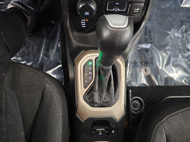 Used 2015 Jeep Renegade Latitude w/ Popular Equipment Group AWD/4WD image 18