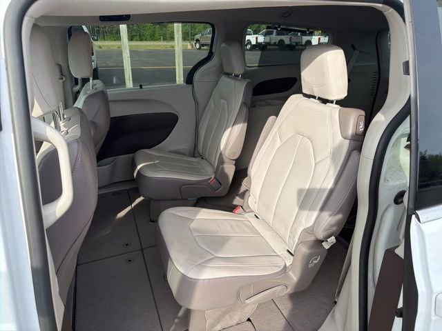 Used 2019 Chrysler Pacifica Touring-L FWD image 11