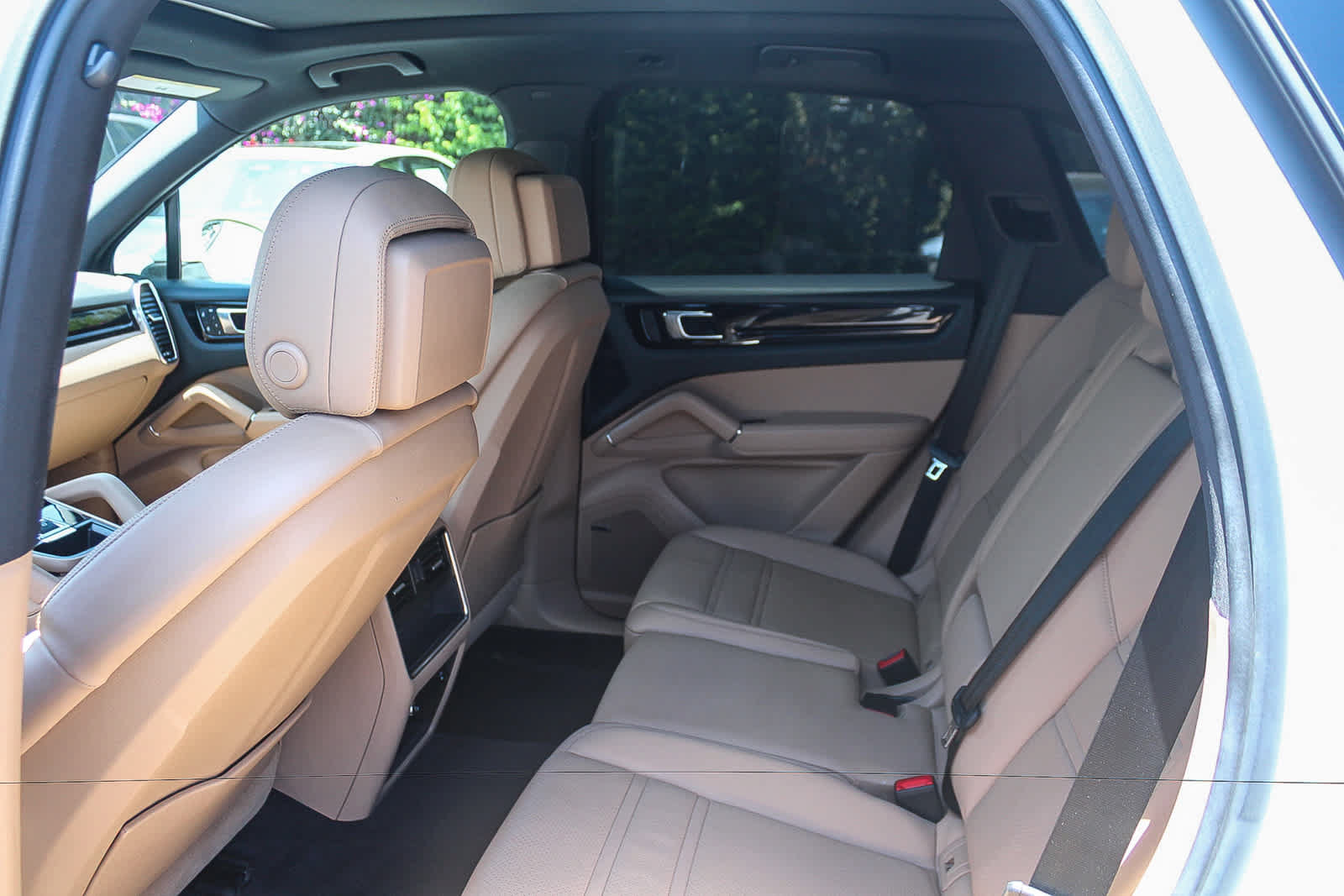Used 2023 Porsche Cayenne Platinum Edition AWD/4WD image 17