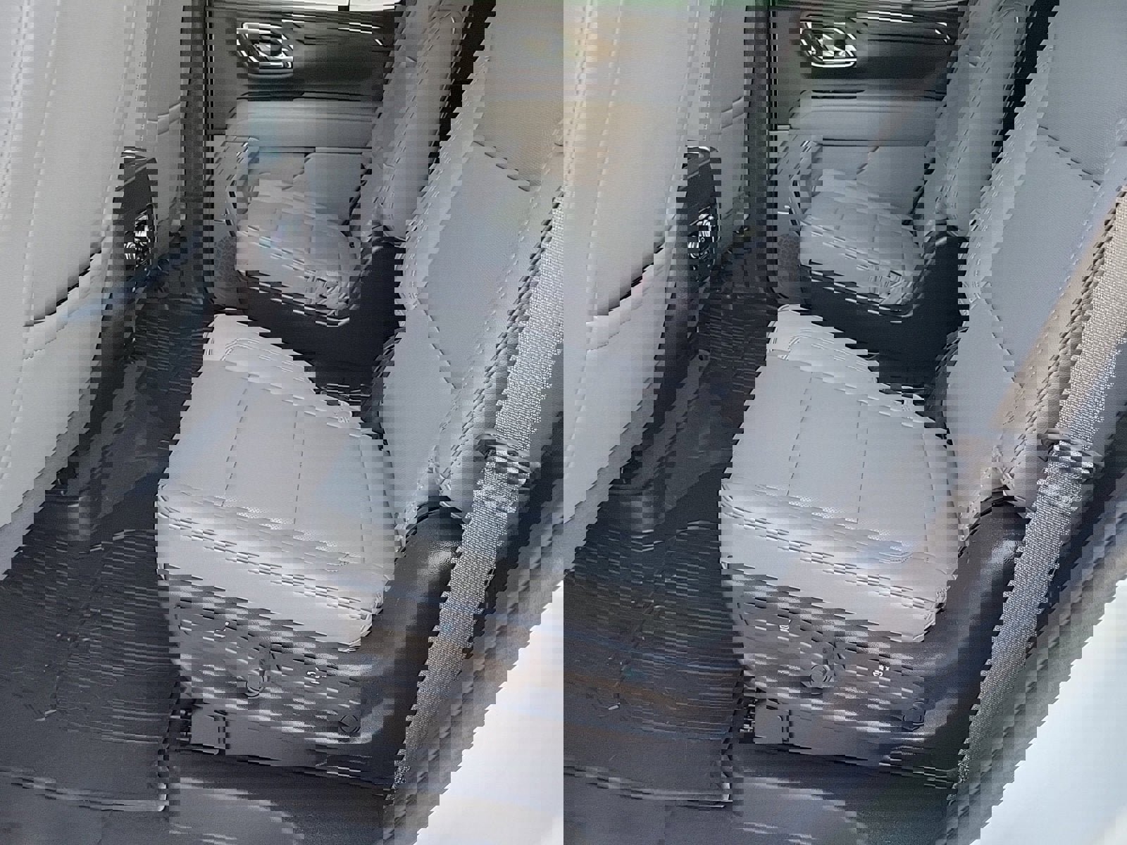 Used 2023 GMC Yukon SLT w/ SLT Premium Package image 17