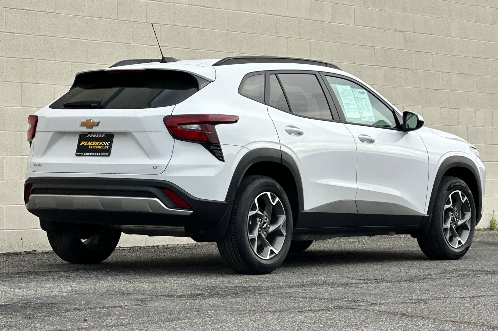 Used 2025 Chevrolet Trax LT w/ Driver Confidence Package image 4