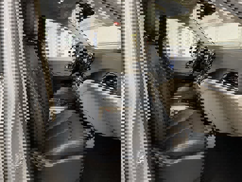 Used 2024 Chrysler Pacifica Touring-L image 18