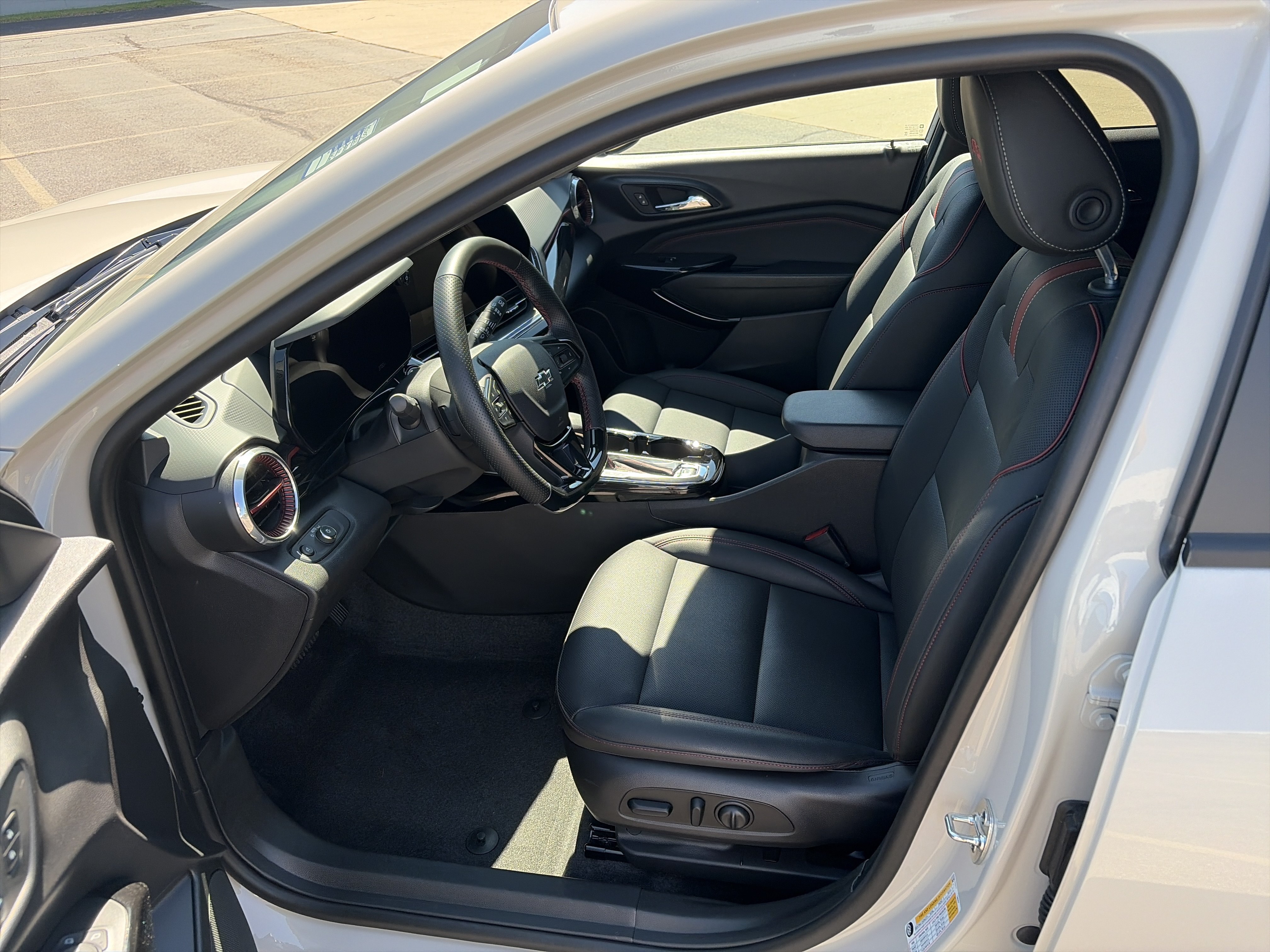 Used 2026 Chevrolet Trax RS w/ Sunroof Package FWD image 9