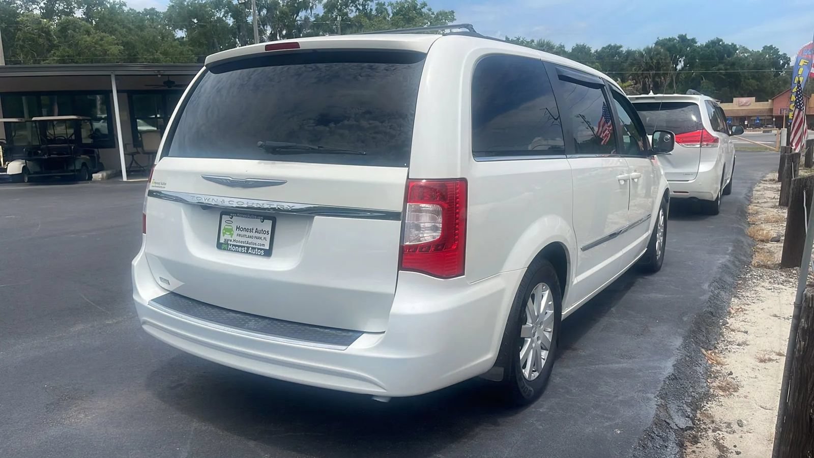 Used 2013 Chrysler Town & Country Touring FWD image 9