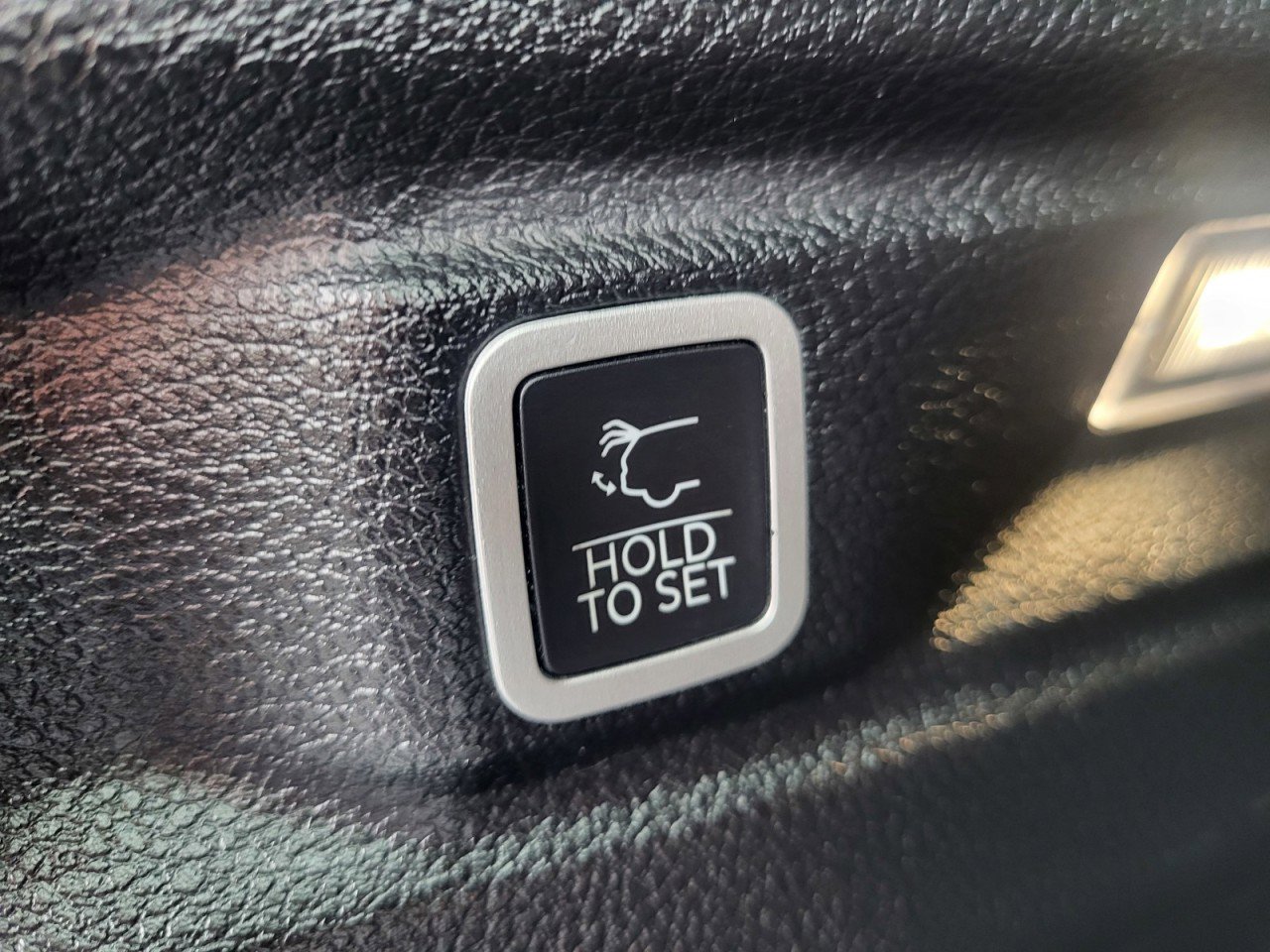 Used 2021 Jeep Grand Cherokee L Limited w/ Luxury Tech Group II image 32