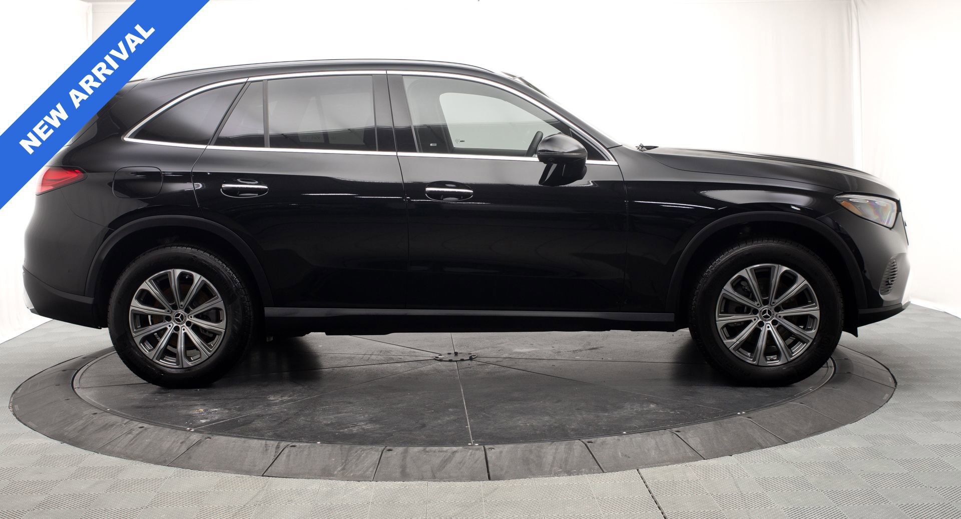 Used 2025 Mercedes-Benz GLC 300 4MATIC image 3