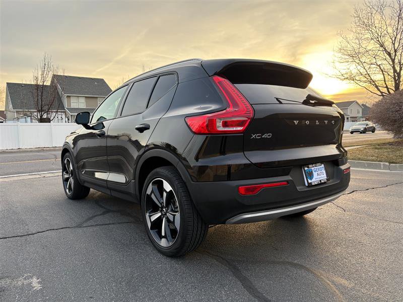 Used 2021 Volvo XC40 T5 Momentum w/ Premium Package image 3