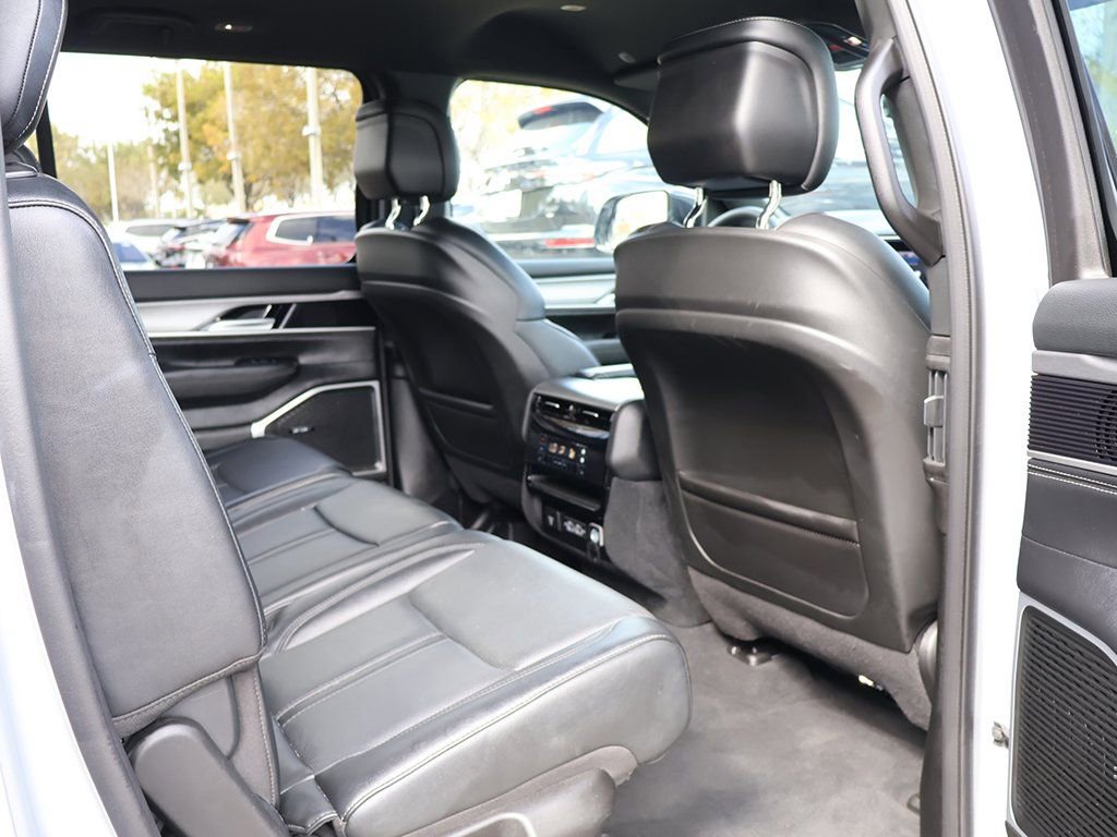 Used 2025 Jeep Wagoneer L Series II w/ 8-pass Seating Package AWD/4WD image 37