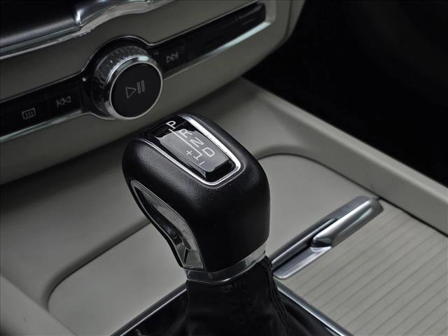 Used 2018 Volvo XC60 T6 Momentum w/ Convenience Package image 22