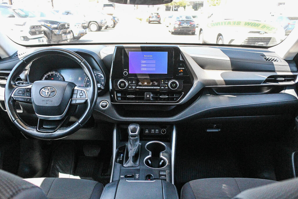 Certified 2025 Toyota Highlander LE FWD image 2