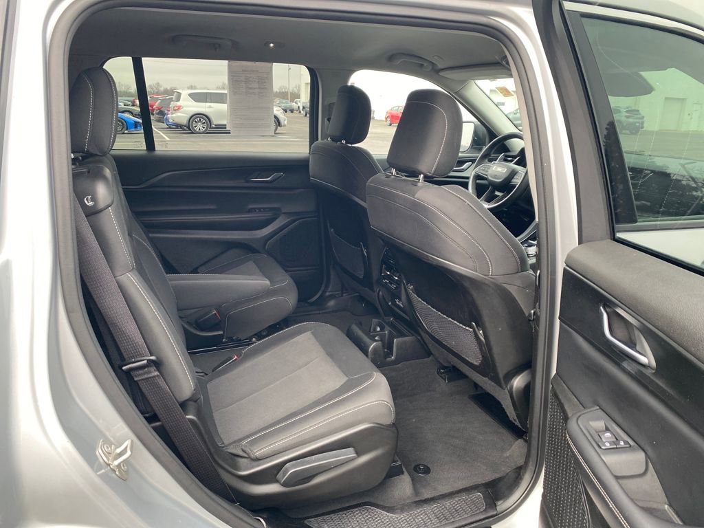 Used 2023 Jeep Grand Cherokee L Laredo image 15