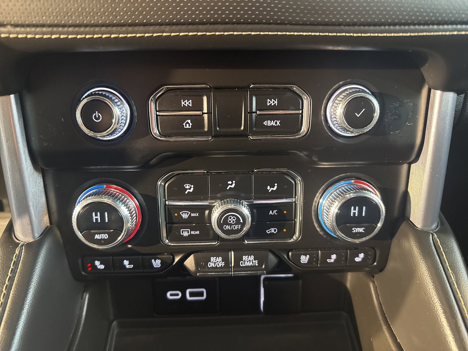 Used 2023 GMC Yukon SLT image 32