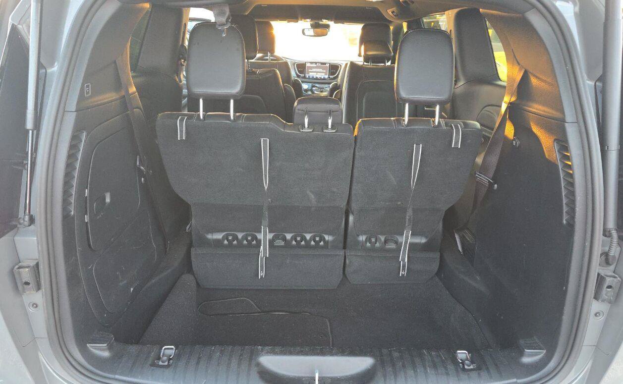 Used 2022 Chrysler Pacifica Touring-L w/ S Appearance Package FWD image 9