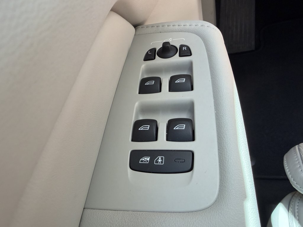 Used 2022 Volvo XC60 B5 Inscription w/ Advanced Package FWD image 29