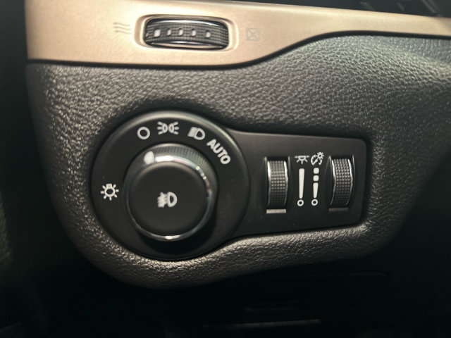 Used 2017 Jeep Cherokee Limited AWD/4WD image 21