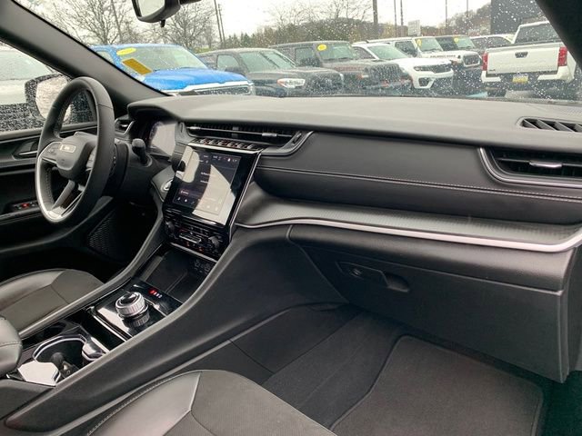 Used 2023 Jeep Grand Cherokee Altitude image 12