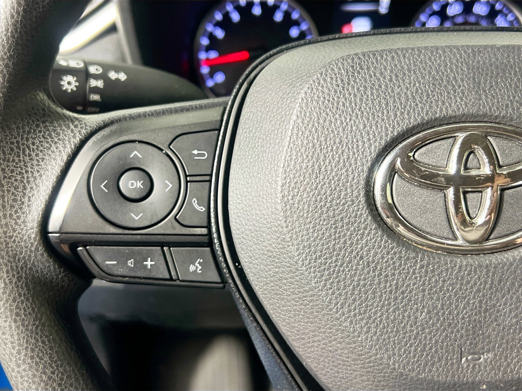 Used 2020 Toyota RAV4 LE image 18