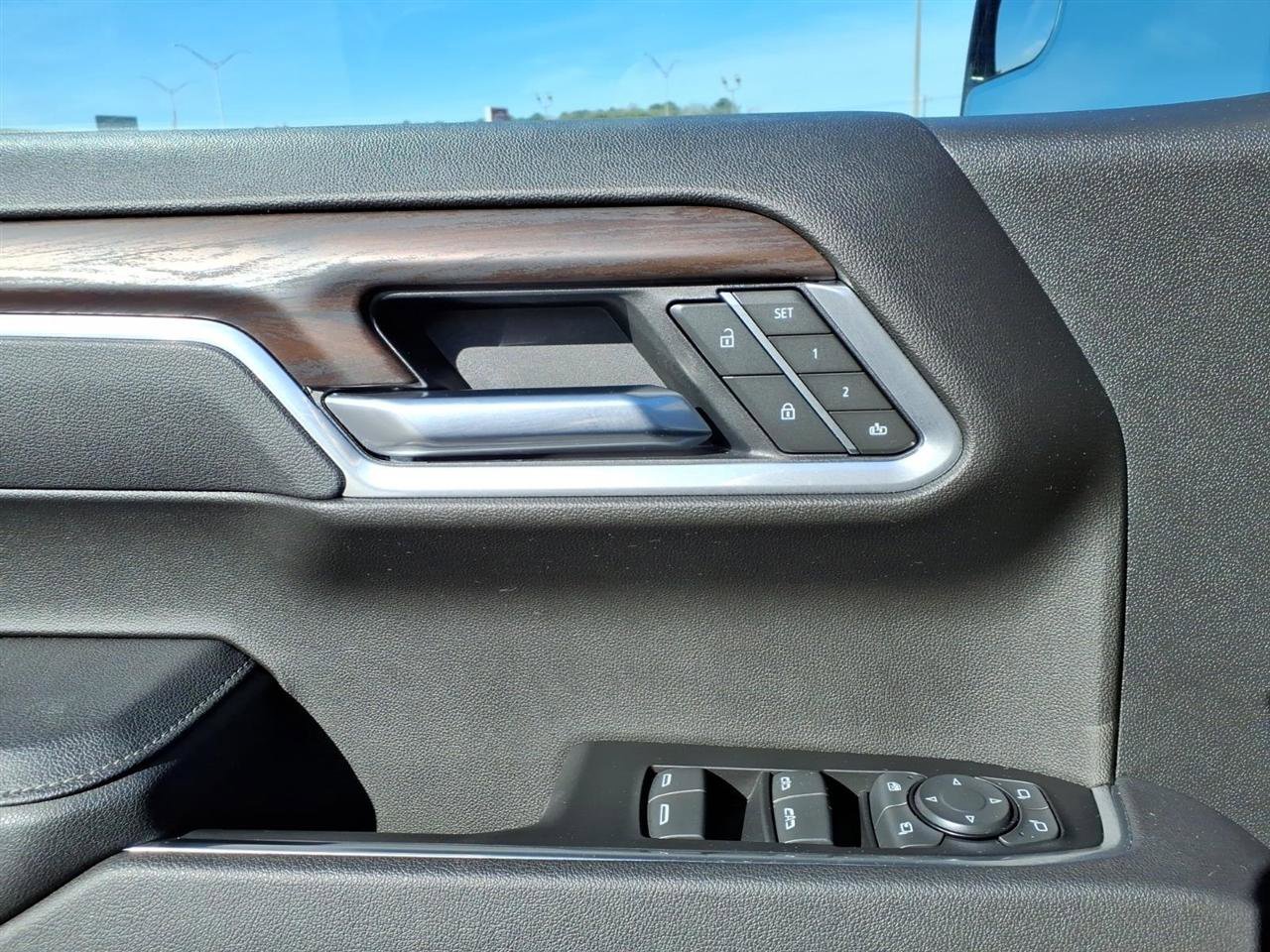 Used 2025 GMC Sierra 1500 SLT image 6