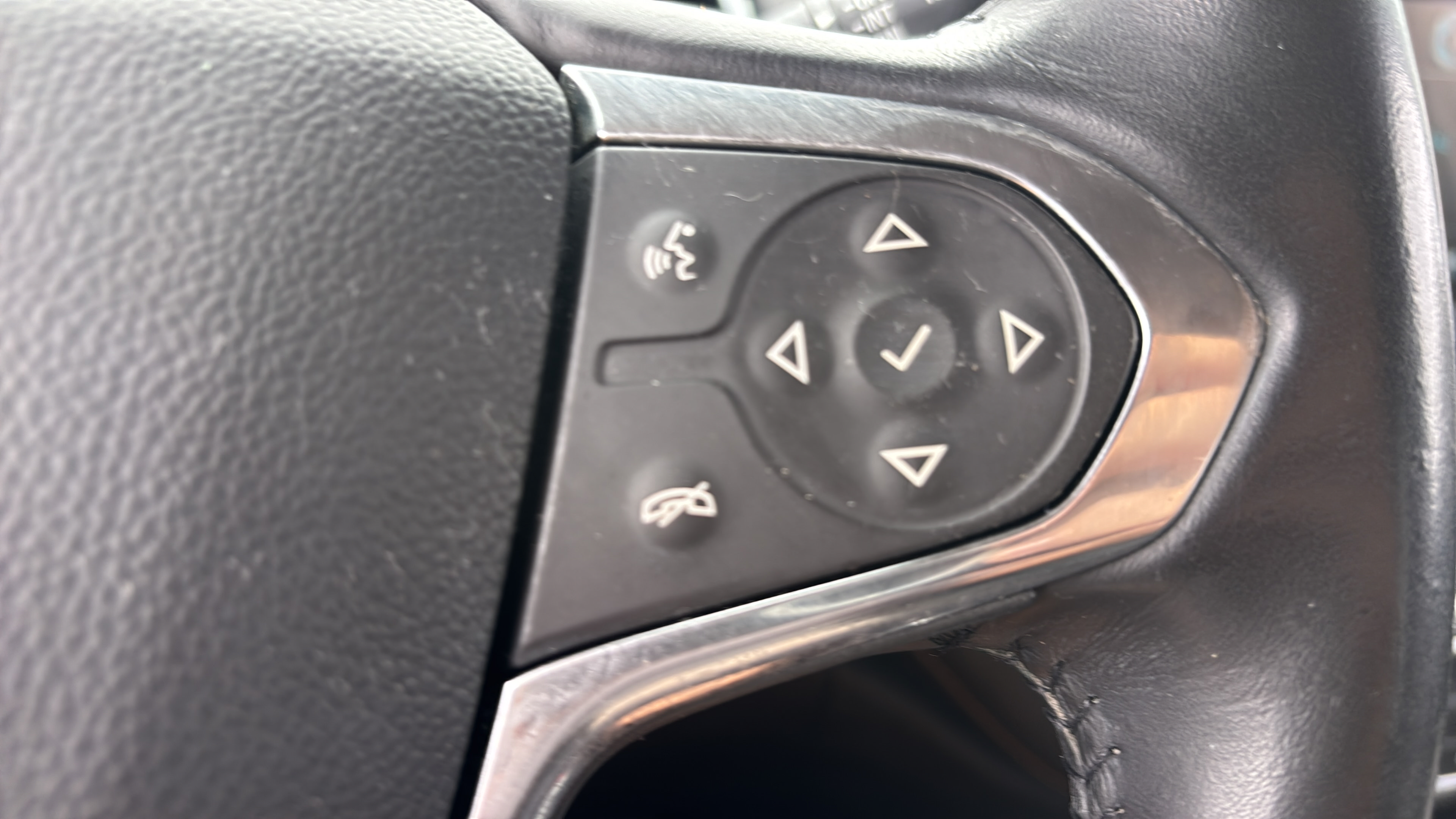 Used 2018 Chevrolet Traverse LT FWD image 25
