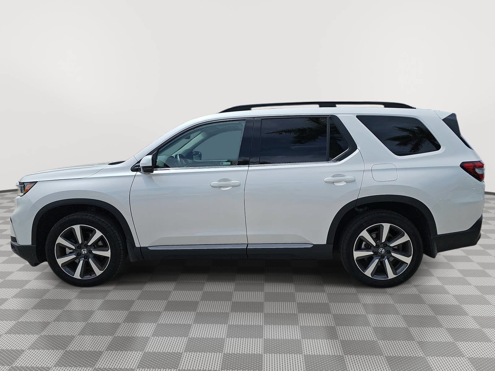 Used 2025 Honda Pilot Touring image 3