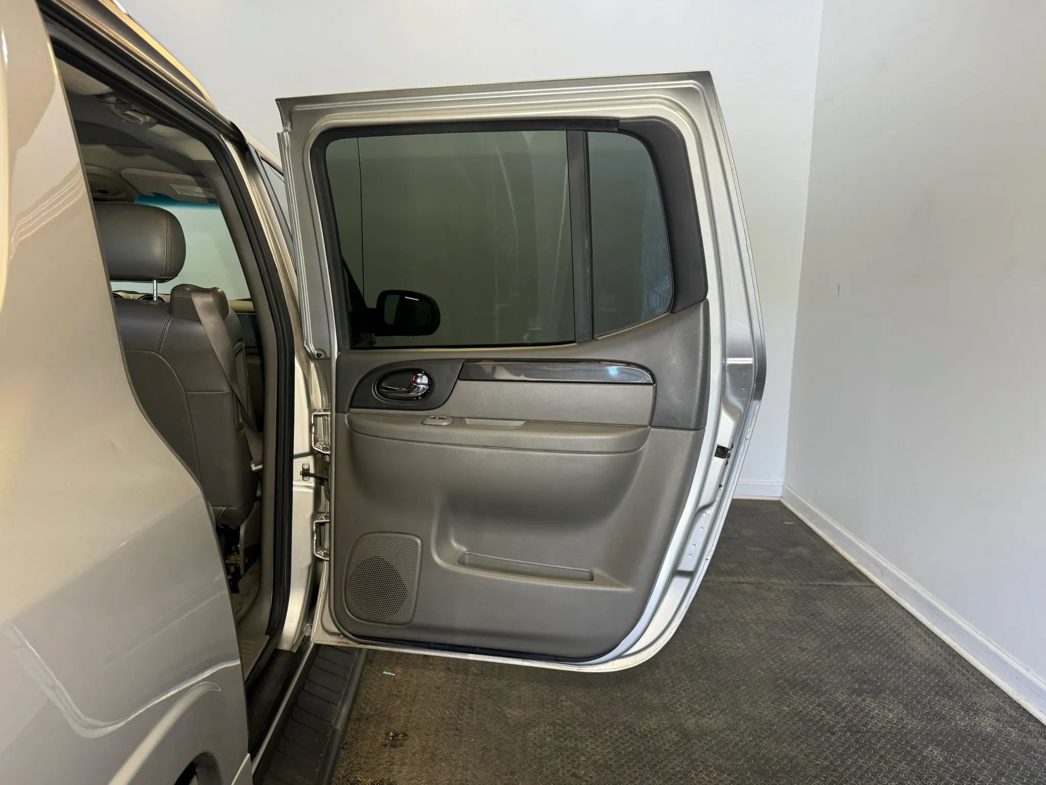 Used 2004 GMC Envoy XUV SLE w/ 1SB Preferred Equipment Group AWD/4WD image 29