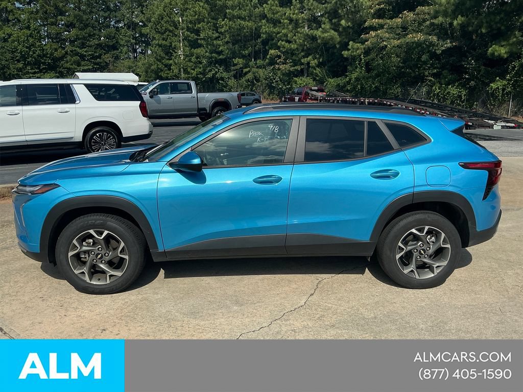 Used 2025 Chevrolet Trax LT FWD image 2