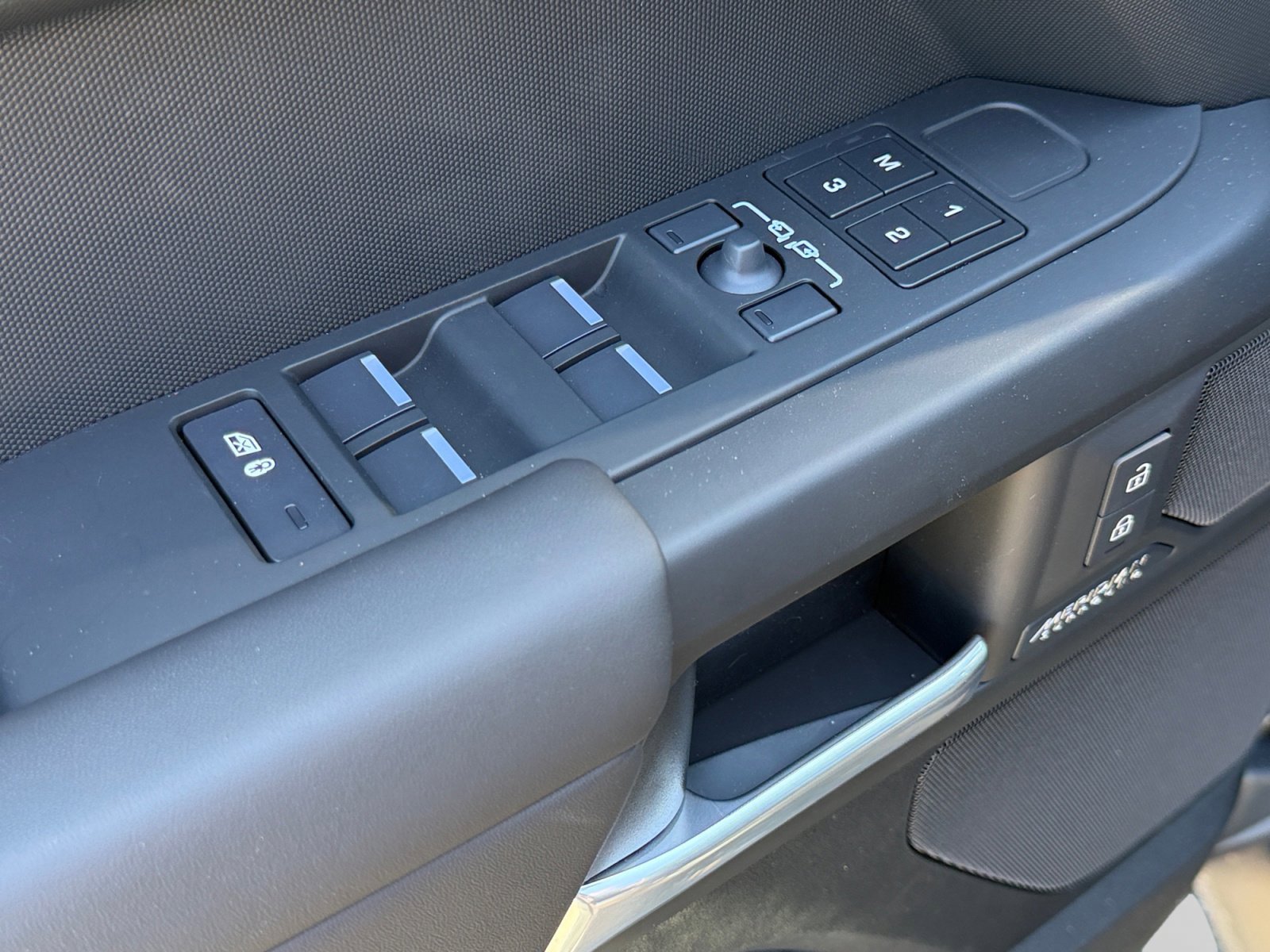 New 2026 Land Rover Defender 130 X-Dynamic SE AWD/4WD image 13