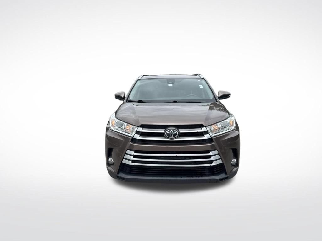 Used 2019 Toyota Highlander XLE FWD image 3