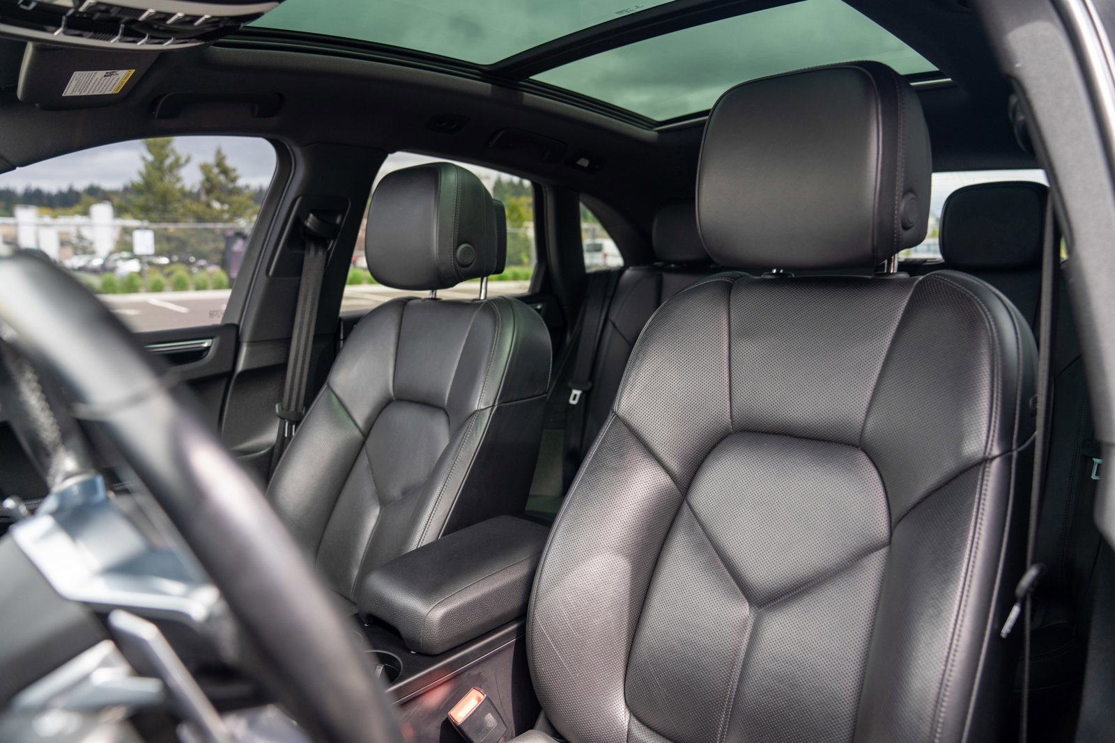 Certified 2018 Porsche Macan AWD/4WD image 5