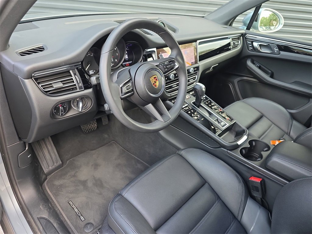 Used 2025 Porsche Macan image 4