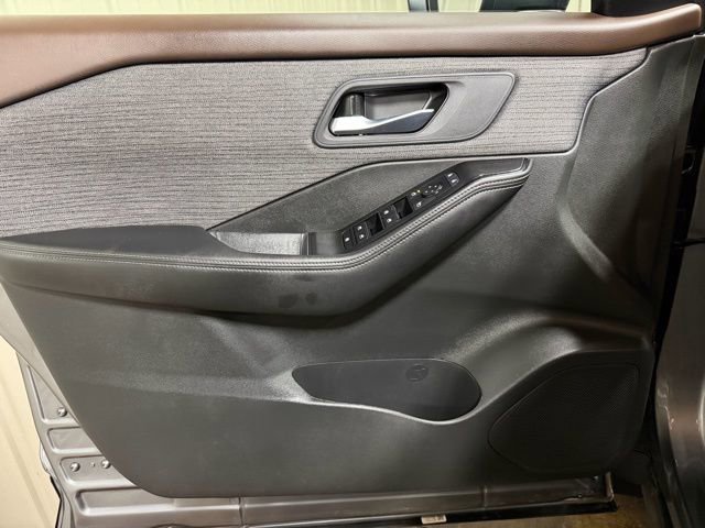 Used 2023 Nissan Rogue SV image 12