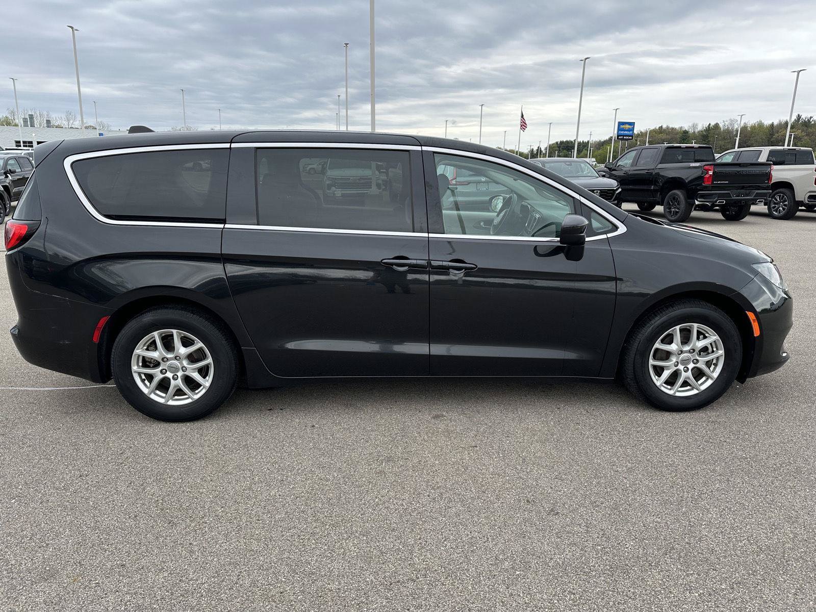 Used 2023 Chrysler Voyager LX FWD image 10