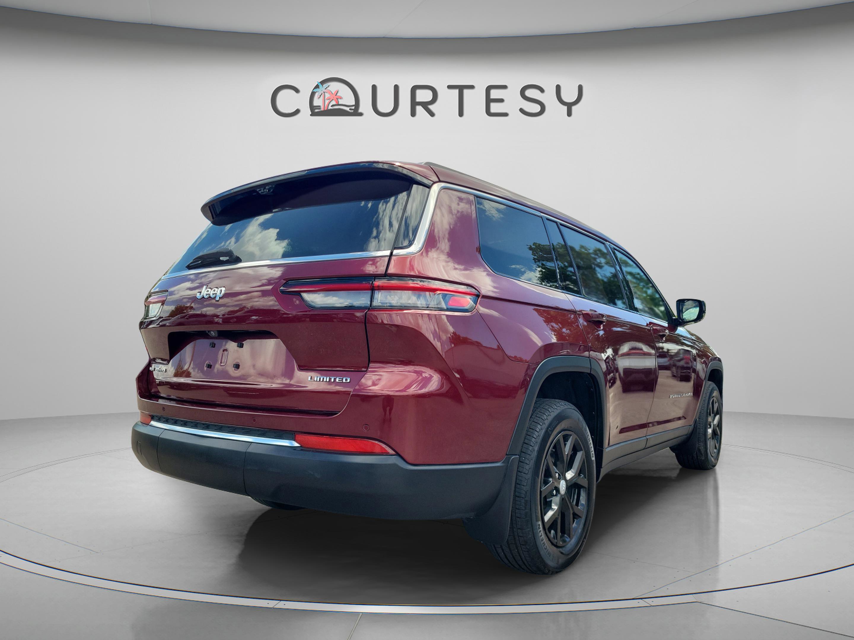 Used 2022 Jeep Grand Cherokee L Limited w/ Luxury Tech Group II image 3