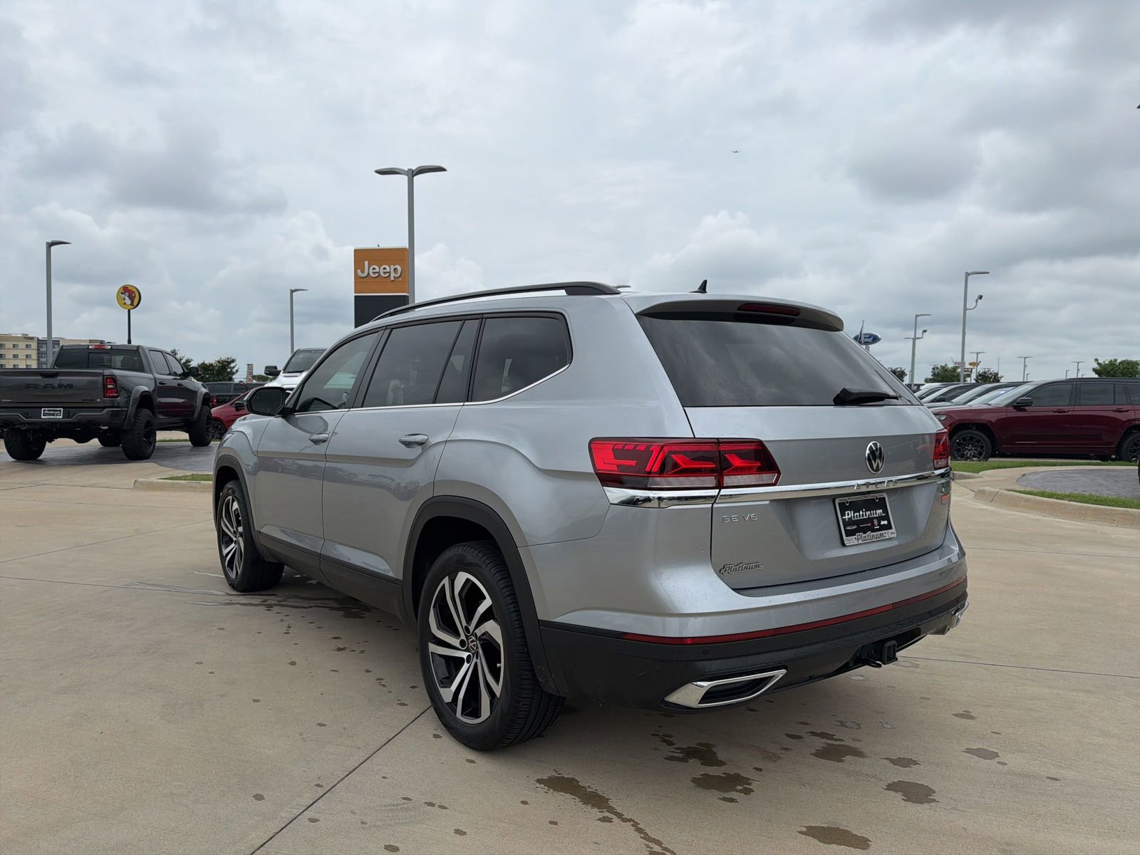 Used 2023 Volkswagen Atlas SE w/ Panoramic Sunroof Package AWD/4WD image 3