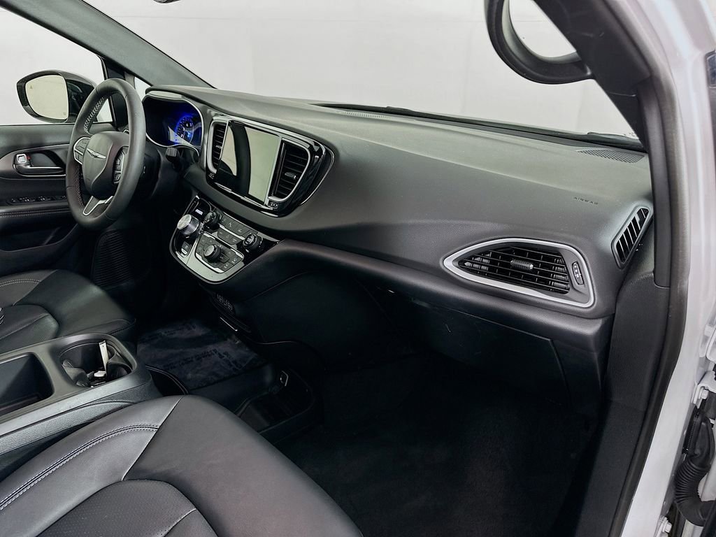 Used 2025 Chrysler Pacifica Select FWD image 37