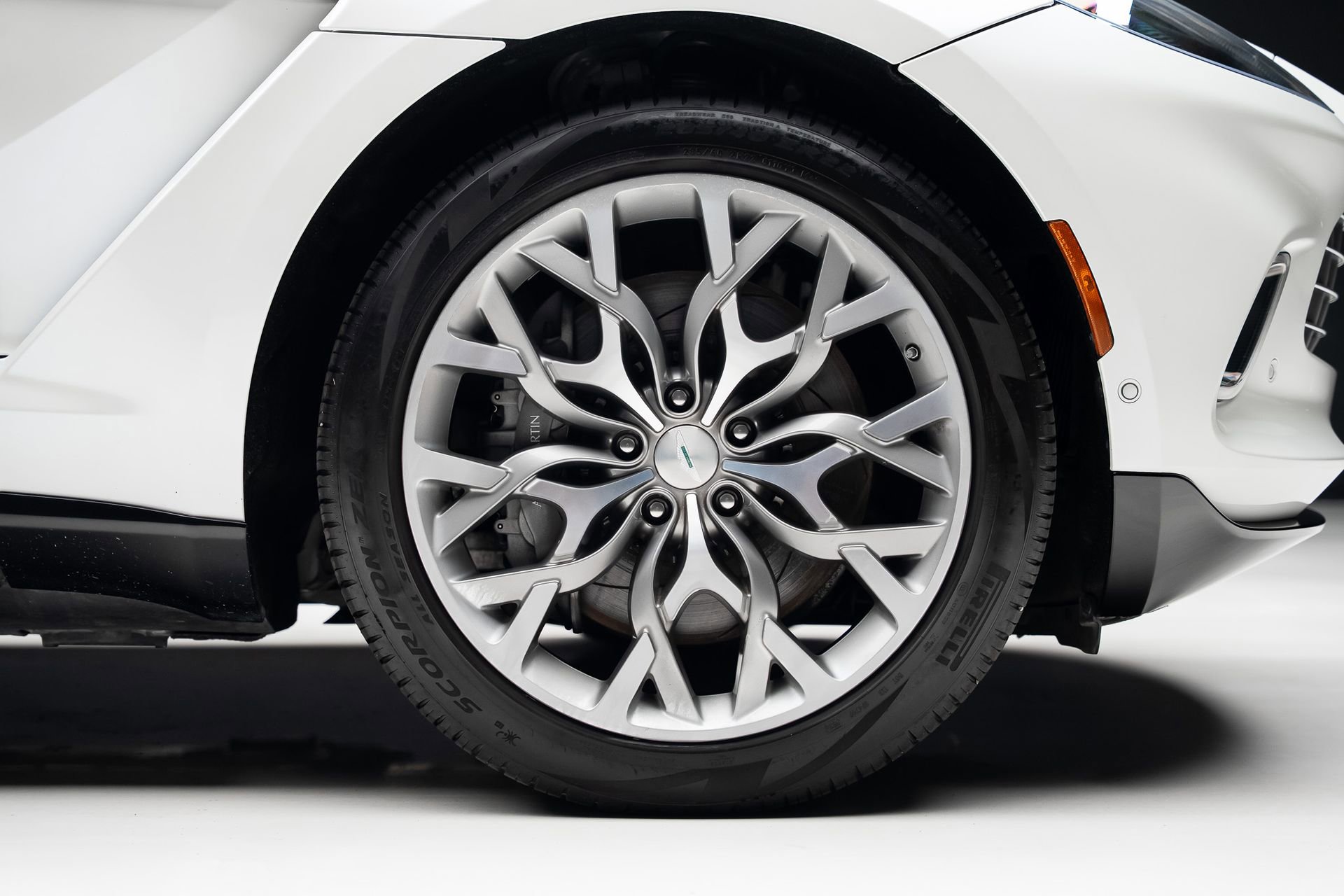 Used 2021 Aston Martin DBX AWD/4WD image 38