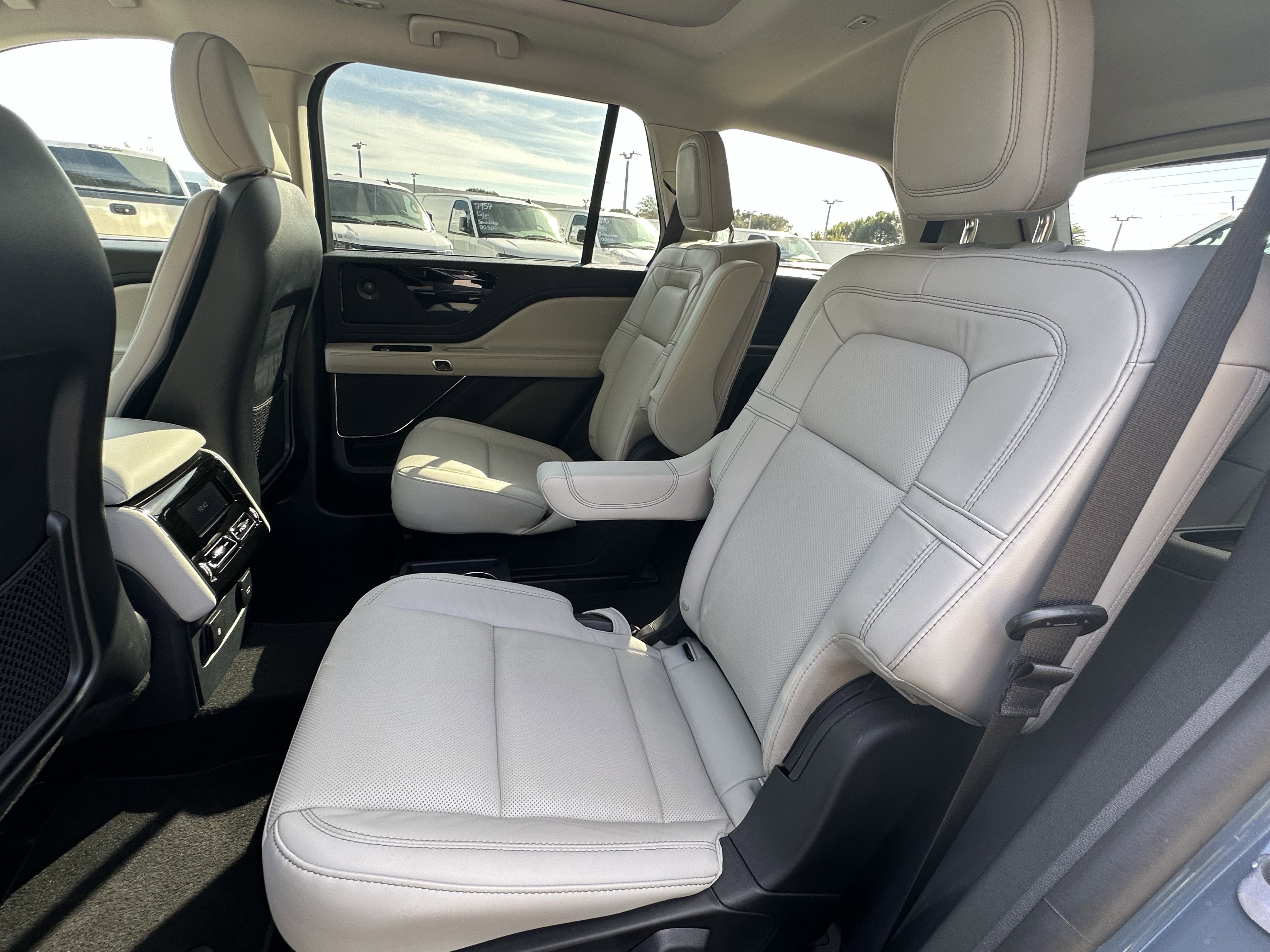 Used 2025 Lincoln Aviator Reserve image 35