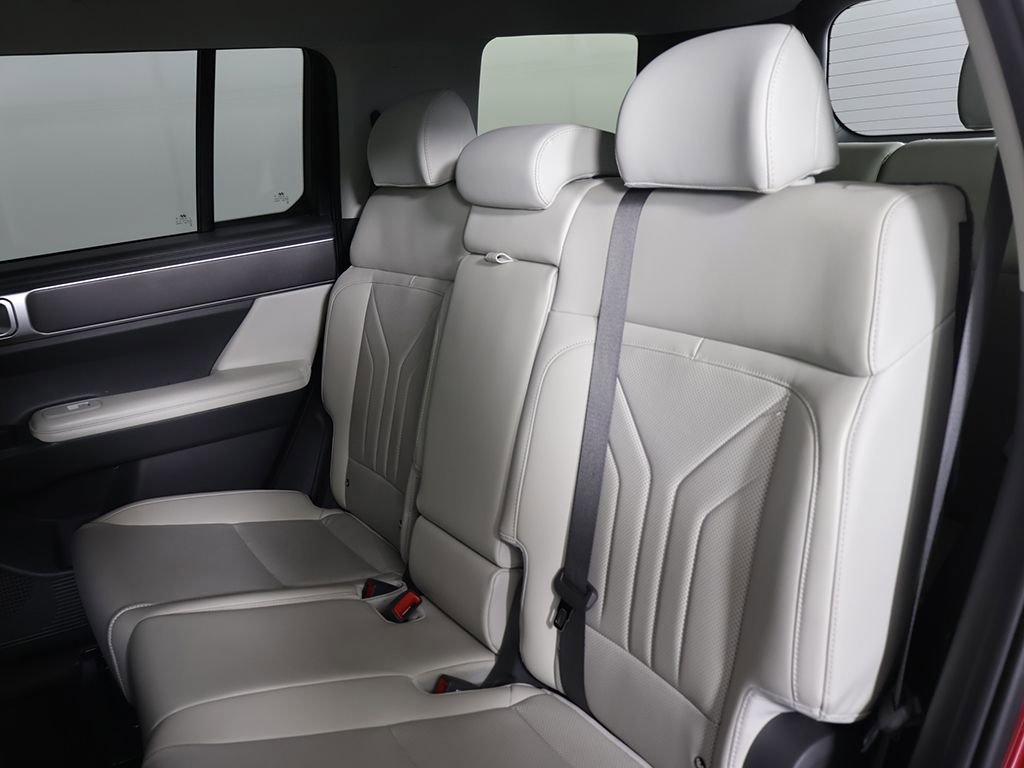 Used 2025 Hyundai Santa Fe SEL FWD image 30