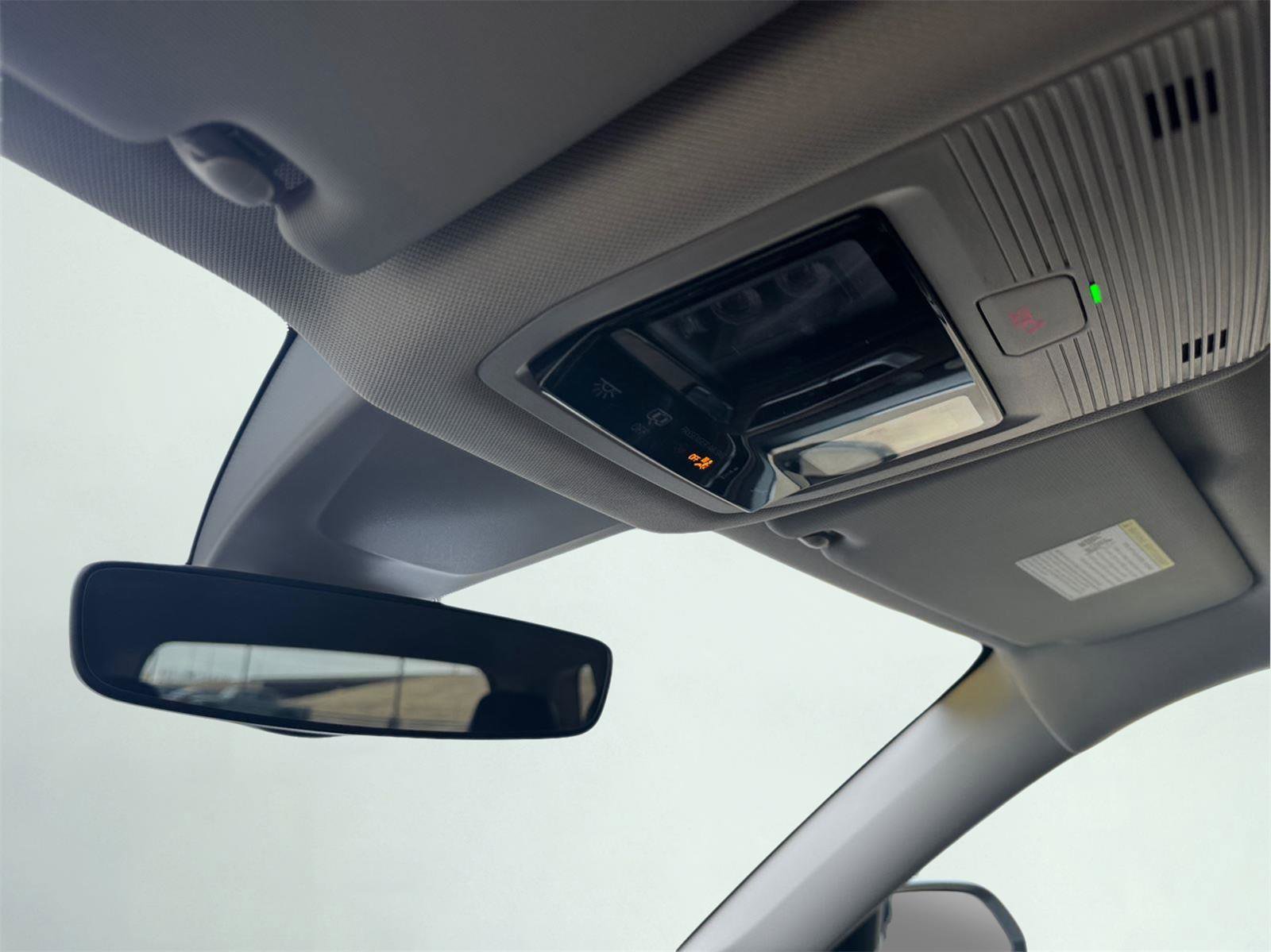 Used 2025 Volkswagen Atlas SE image 33