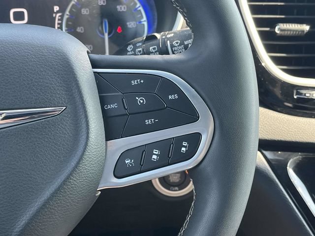Used 2025 Chrysler Pacifica Select FWD image 27