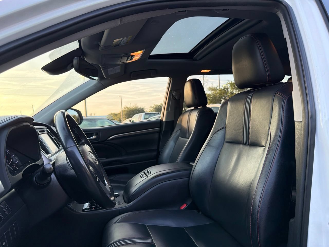 Used 2019 Toyota Highlander SE FWD image 6