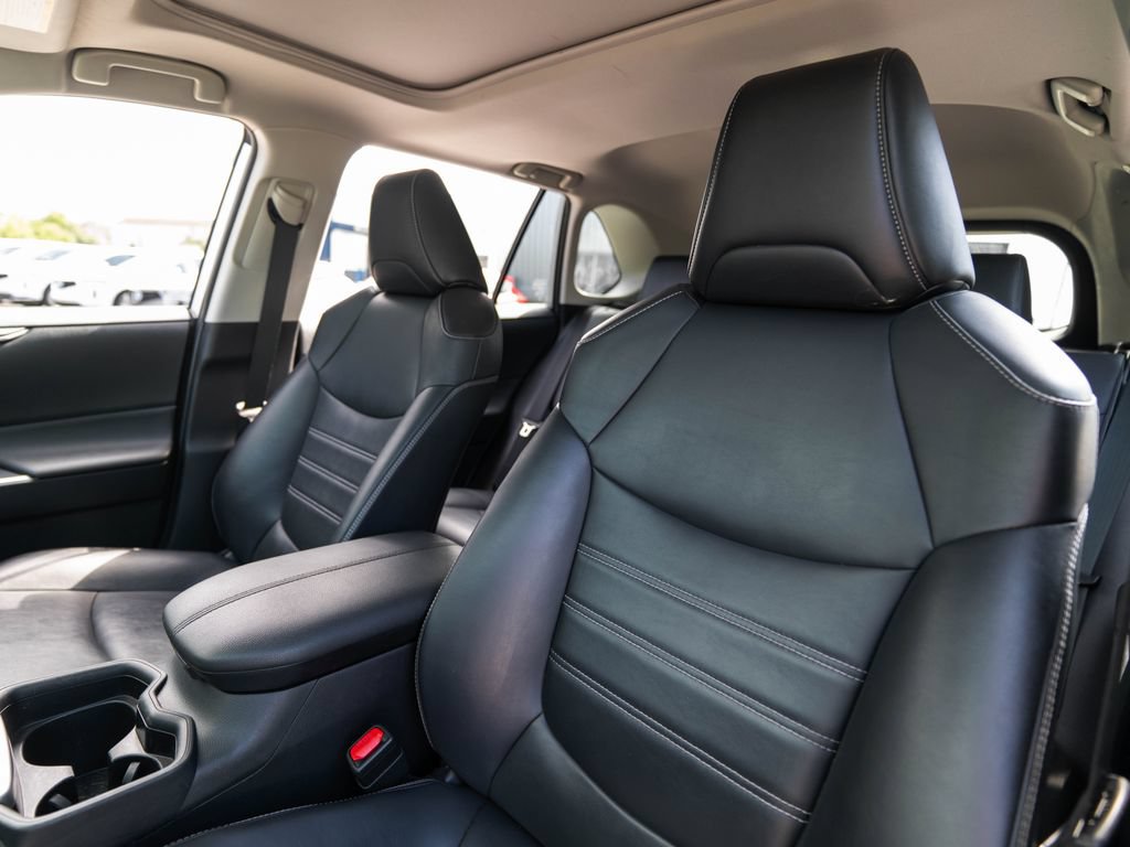 Used 2019 Toyota RAV4 XLE Premium w/ Cold Weather Package AWD/4WD image 7