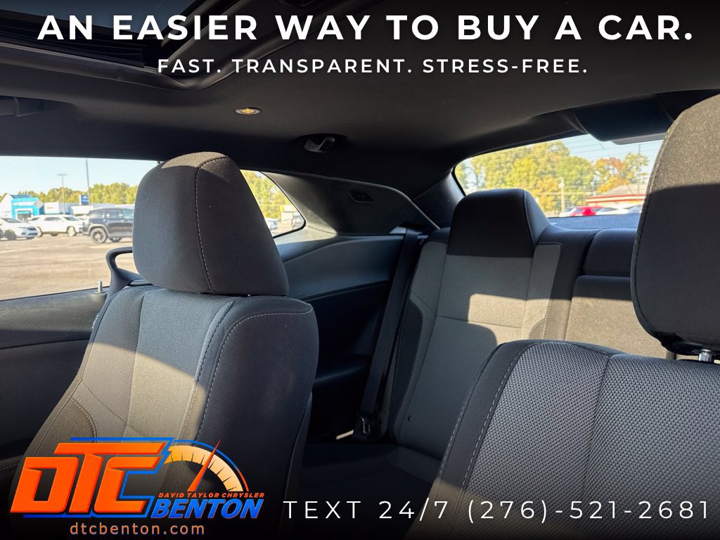 Used 2016 Dodge Challenger SXT w/ Driver Convenience Group RWD image 7