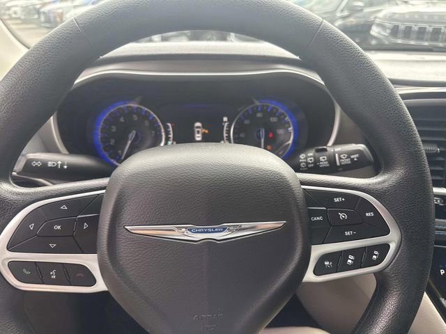 Used 2021 Chrysler Pacifica Touring image 28