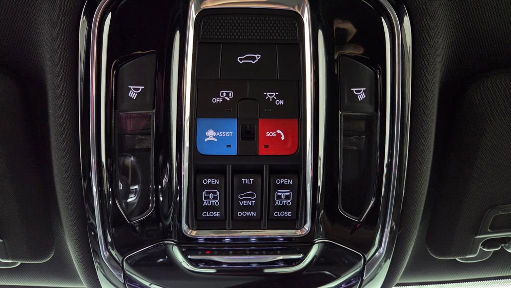 Used 2022 Jeep Grand Cherokee Summit w/ Luxury Tech Group V image 29